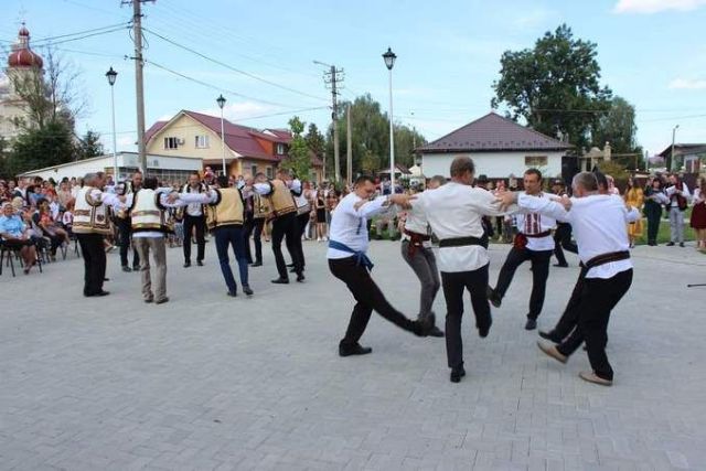 Звичай виконувати танець Аркан з Ковалівкою в Печеніжинській громаді (фото 3)